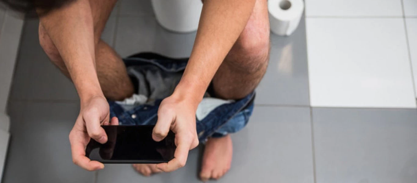 Για ποιο λόγο δεν πρέπει να έχετε μαζί σας το κινητό στην τουαλέτα;